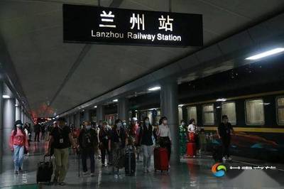 环西部火车游 跨省入甘旅游专列开行引领丝路风情探索热